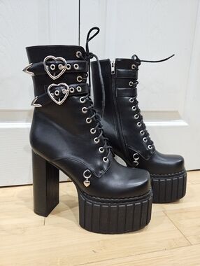 Dolls Kill Lamoda Black Queen’s Speech Platform Heart Lace Up Buckle Boots 9
